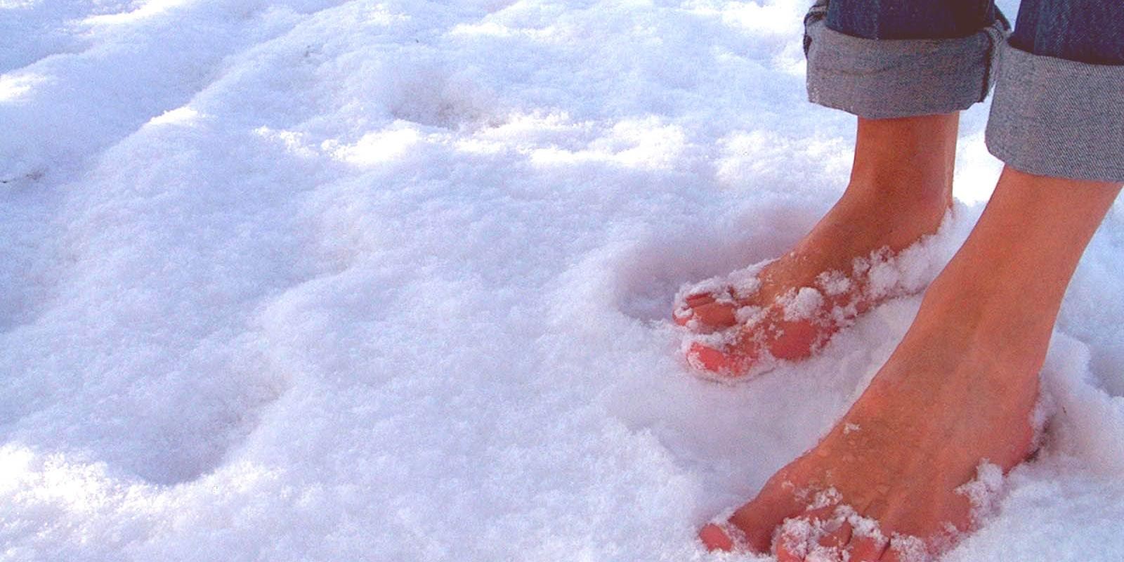 Нога не чувствует холода. Мерзнут руки мерзнут ноги. Нога не чувствует холода. Босые ноги на снегу. Нога не чувствует холода.